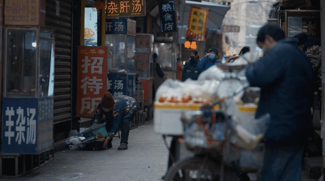 向对面出租屋射了一箭:80后妈妈王莹在城中村的实验艺术