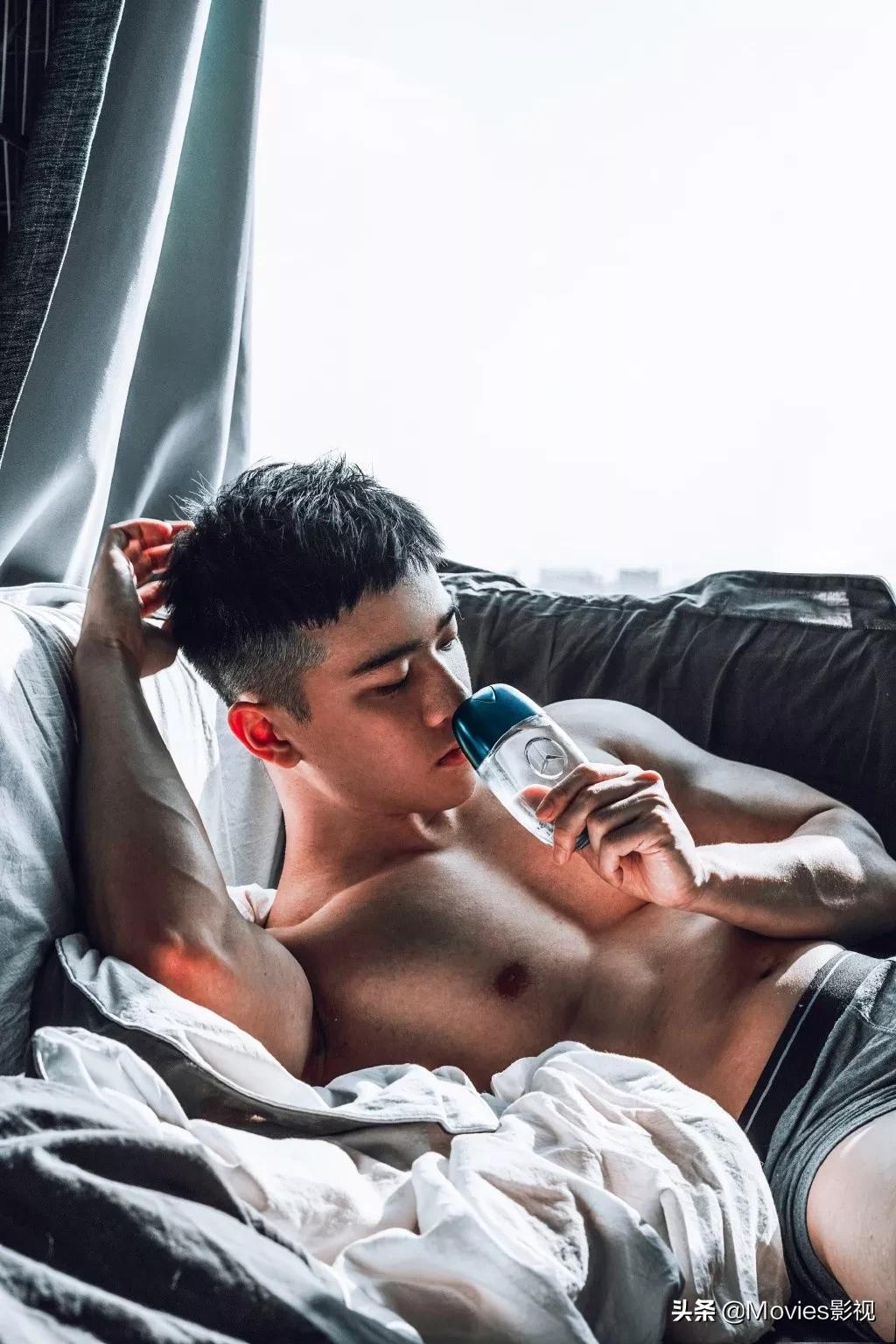 穿短裤比汪小菲还好看！奶凶腱子肉小狼狗，浴室照疯狂撩粉！