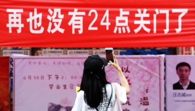 高校毕业典礼送别,横幅送别毕业生