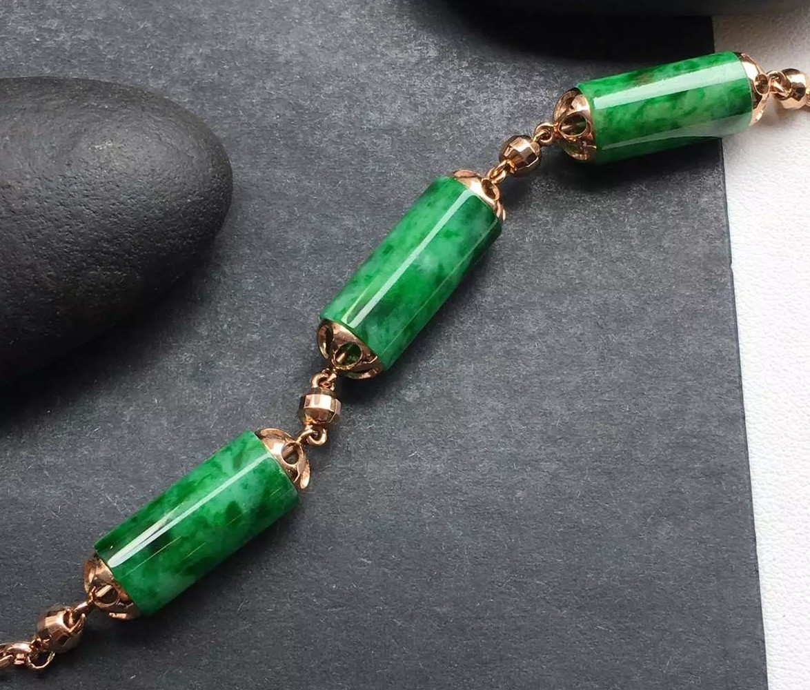 佩戴翡翠有什么气质,翡翠路路通戴在身上的效果