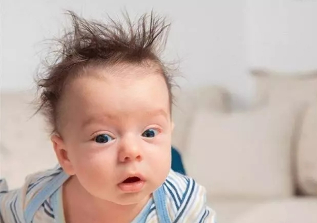 天热，没满月的宝宝满头大汗，宝妈出奇招！网友：不能剃头吗？