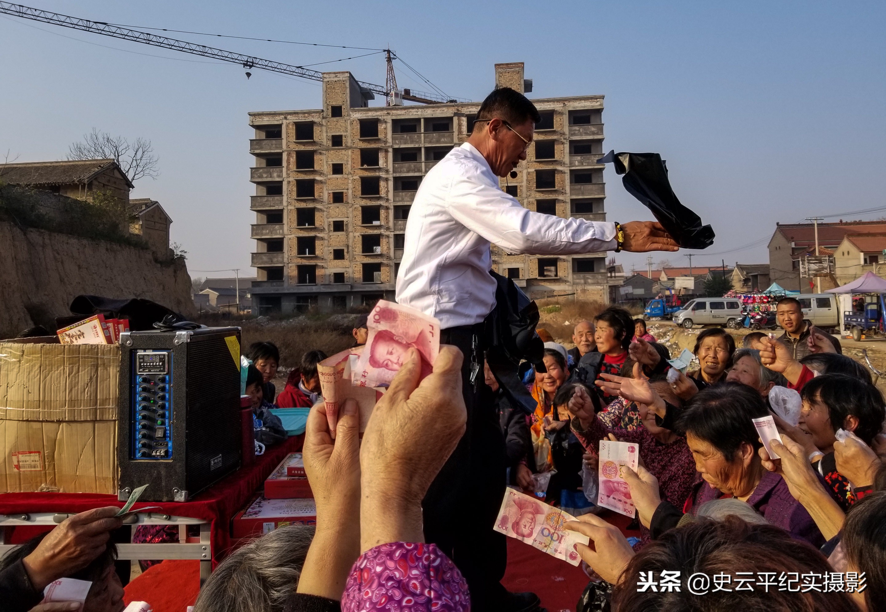 走过路过不容错过，农村庙会上买一送一，神奇的腰带能治啥病