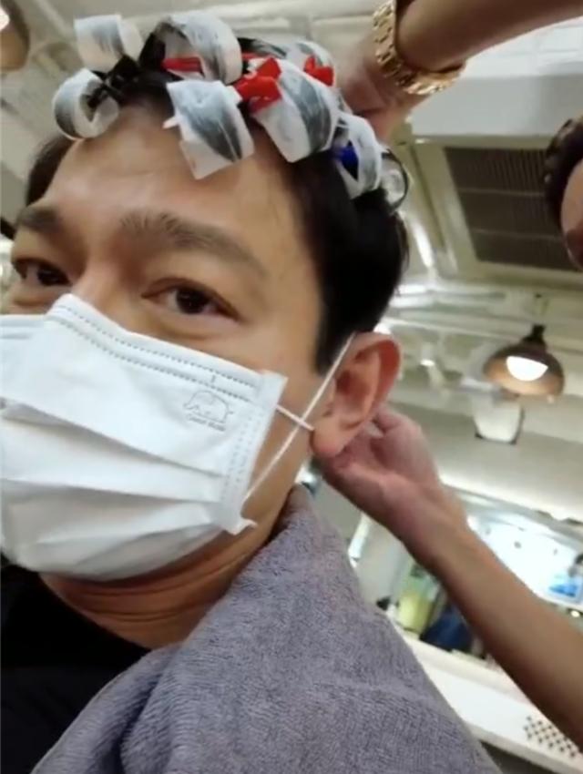 59岁华仔也爱上烫头,戴老花镜有秃顶迹象,曾借于谦梗想说相声