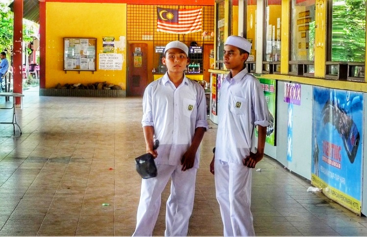 和尚纹头抽烟，男厕挂仨*旗国**女厕却无，游客表示：这个国家好奇怪