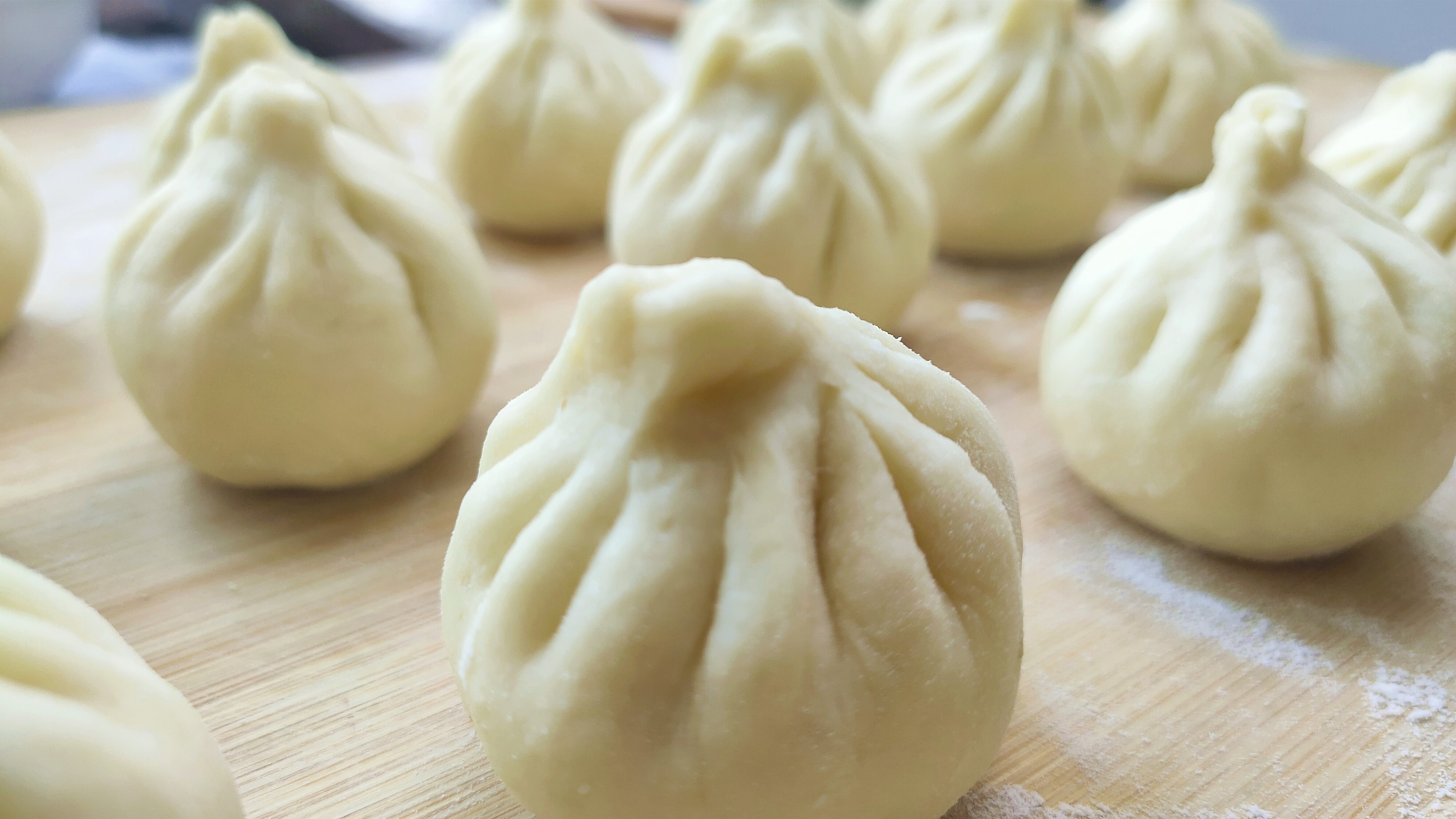 蒸包子发黄怎么回事,蒸包子怎么才能让包子膨胀松软白