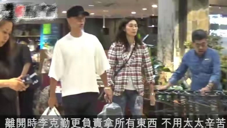 54岁李克勤为房贷被迫喝酒，携港姐嫩妻聚餐，透好声音不火原因