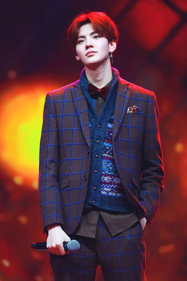 吴宣仪素颜近照被曝,吴宣仪拍淋雨