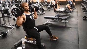 把肩膀练宽，动作不用太多，5个动作，虐遍三角肌，练出宽厚肩膀