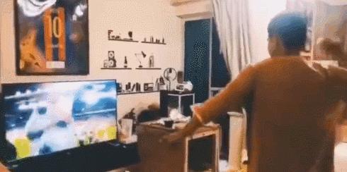 巴萨布斯克茨假摔偷笑,巴萨人对苏醒砸电视的看法