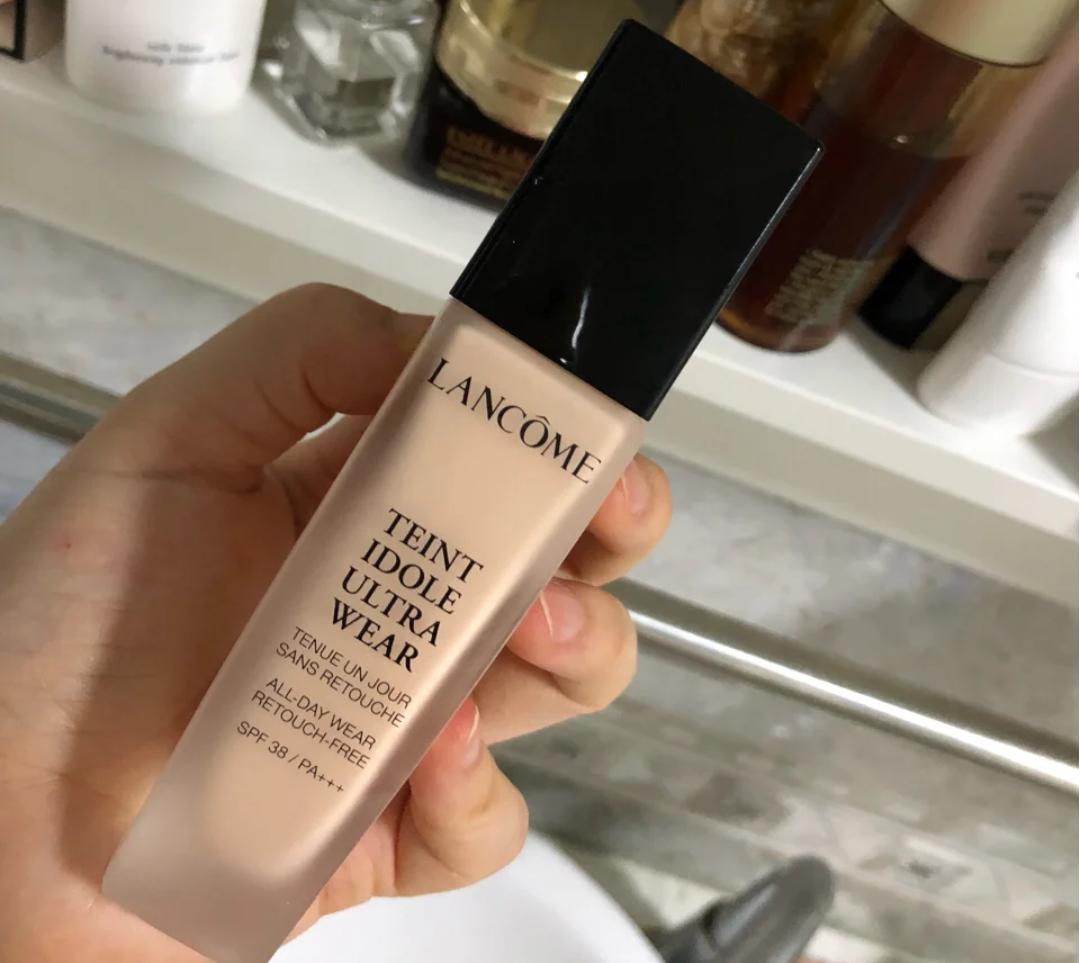 给大家推荐两款非常好用的粉底液,给大家推荐一款非常好用的粉底液