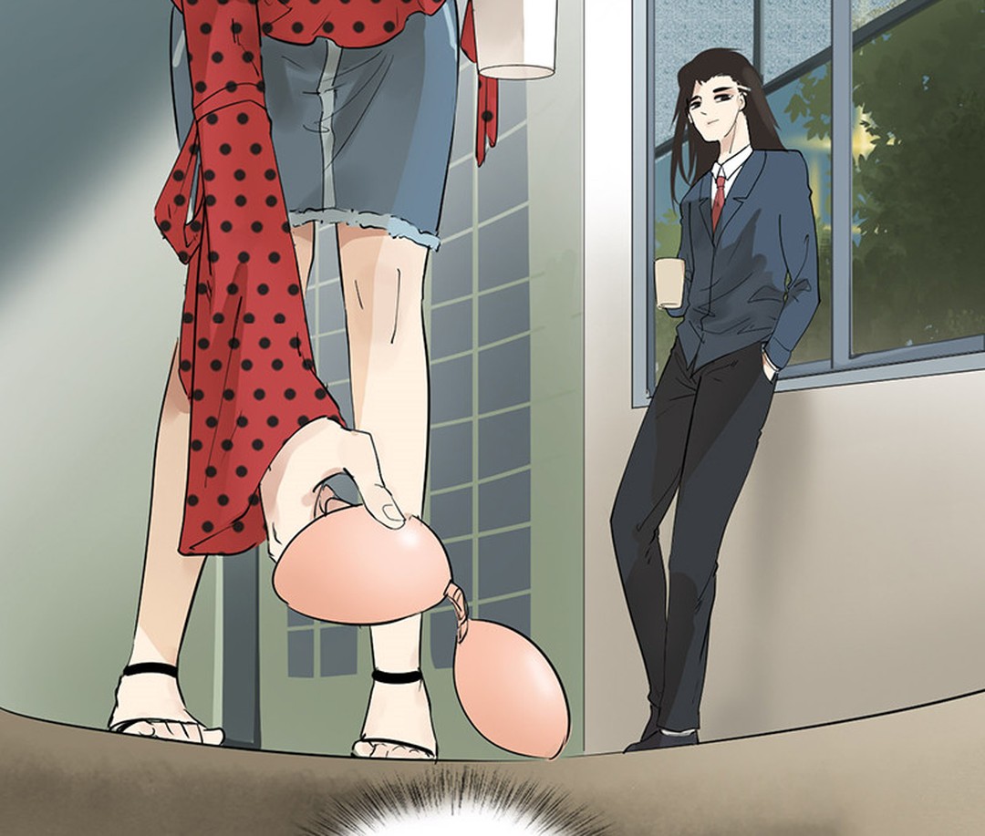 隐形文胸突然掉下，女白领淡定把它扔进垃圾箱，假装和它毫无关系