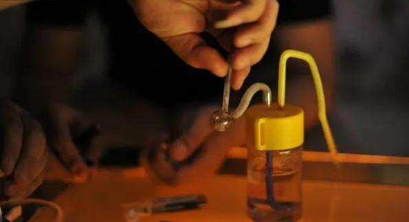 15名年轻男女宾馆聚众厮混！网友：顶风作案牢里管饭！