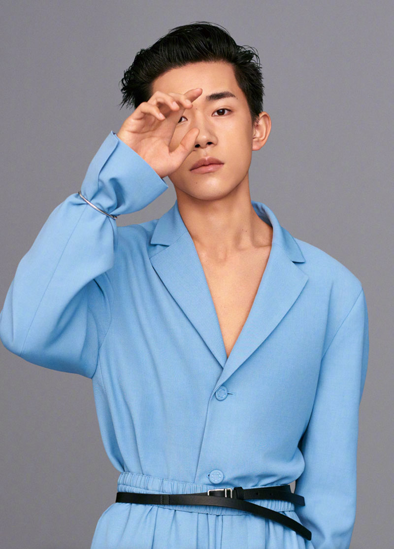 易烊千玺周冬雨壁咚照片,易烊千玺与周冬雨曝光照片