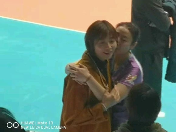 袁灵犀和魏秋月在比赛场上拥抱,魏秋月被求婚姚笛