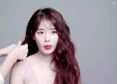 iu李知恩抿嘴,iu领奖超燃