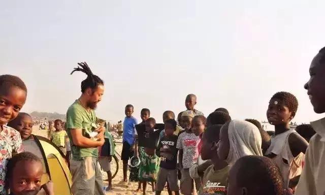 他7年骑行44个国家多次死里逃生,他7年环游中国18万公里绕赤道4圈