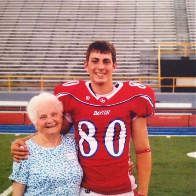 93岁奶奶恶搞27岁孙子，一夜爆红！1300万网友围观：奶奶太坑了