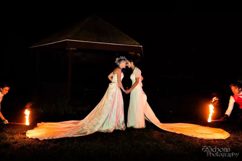 用火烧婚纱视频,用打火机烧婚纱视频