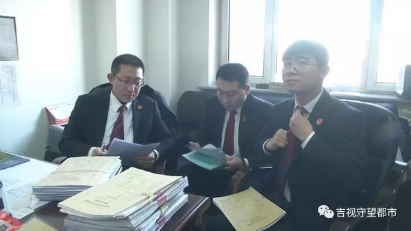 女老赖撕咬执法人员当众脱裤裸露*体下**耍泼