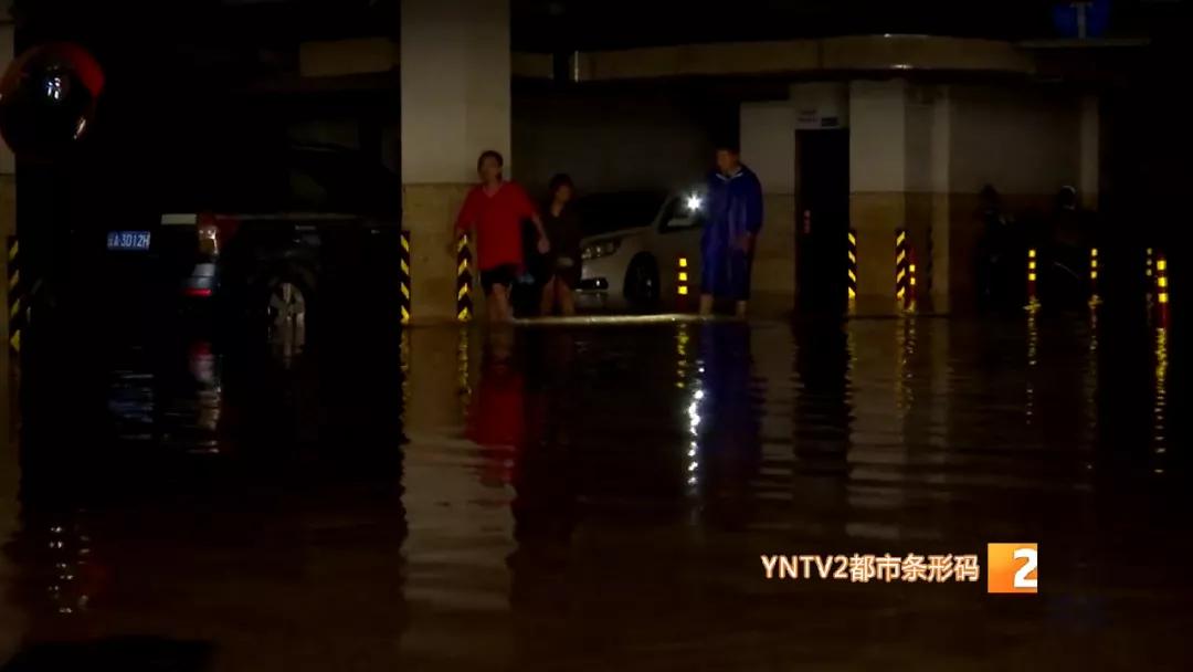 约200辆车泡了一整天，路上淤泥堆积难以通行，西市区为何淹积水那么严重？