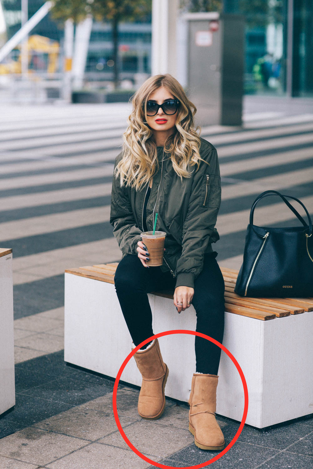 关晓彤穿粉红色羽绒服,关晓彤穿黑羽绒服