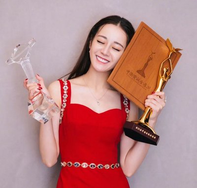 迪丽热巴跳芭蕾舞当场摔倒,迪丽热巴转场摔倒忍痛继续表演