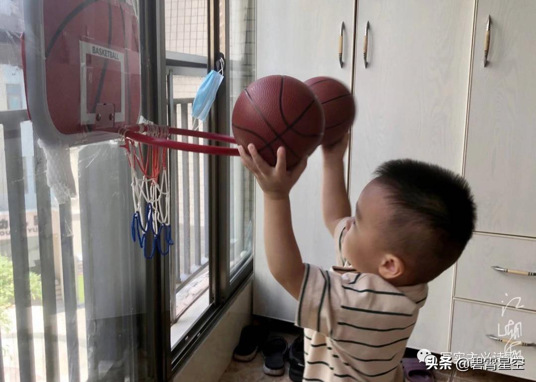 让我坐在一首诗的字里行间，抱紧你银杏树上是发黄的叶片