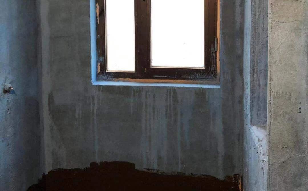 楼下天花板渗水漏水找不到原因,天花板漏水最好补漏视频