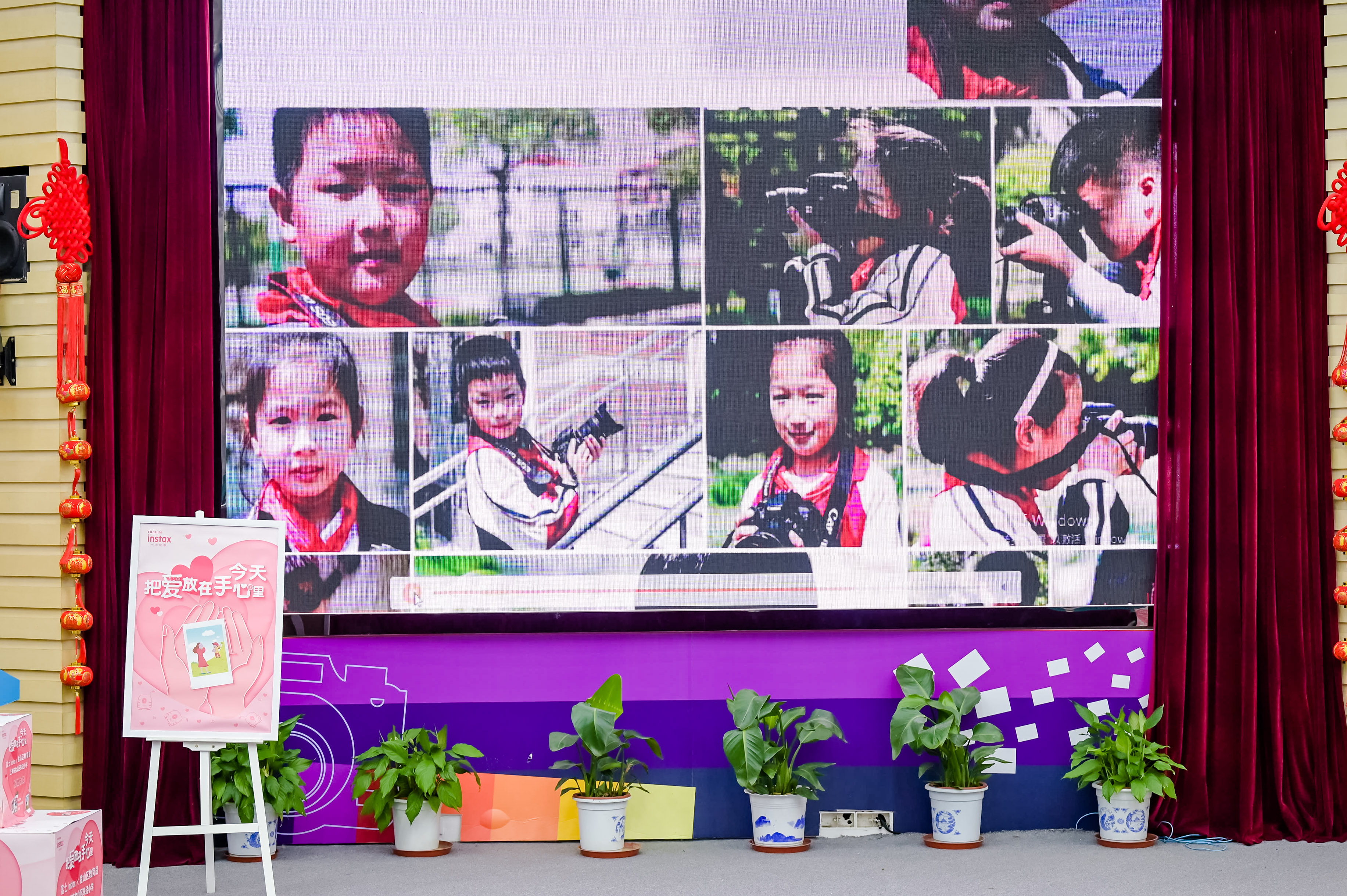 丰富乡镇校园生活拓展摄影爱好富士向金山教育局捐赠拍立得相机