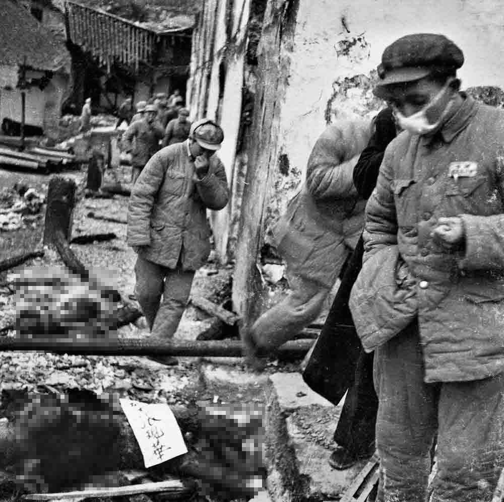 美军顾问教唆国军“三光”*杀屠**，老百姓复仇：用锄头狠狠打死敌人