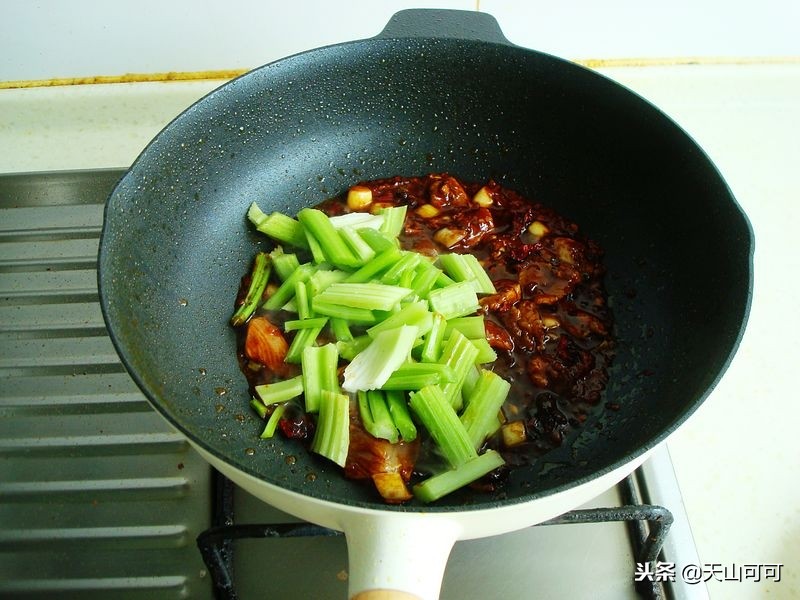新疆正宗的美味可口的馕,新疆特色芝麻大馕怎么吃
