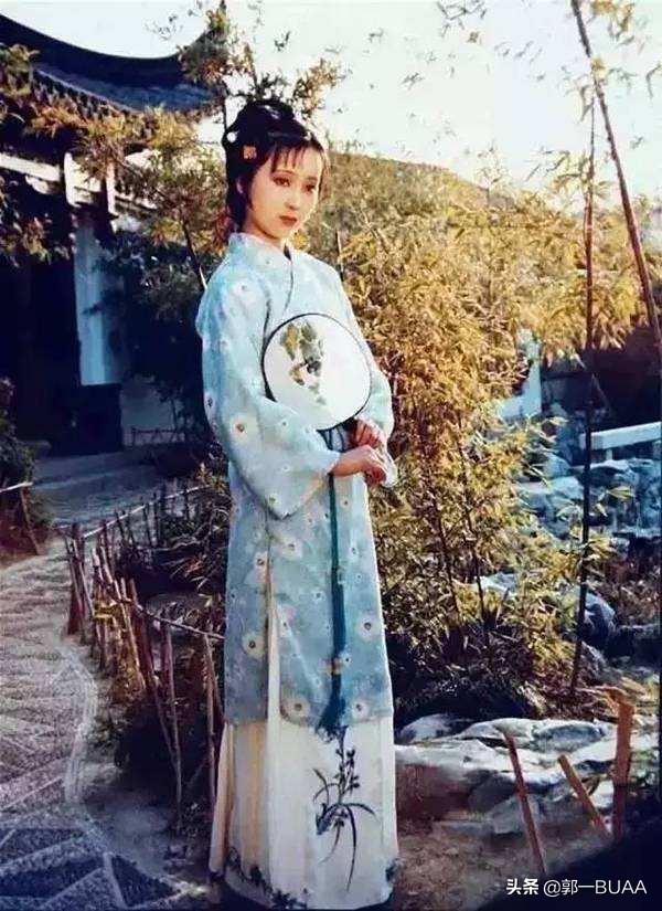 “濯垢务尽”、“发内无尘”：李渔《盥栉》中的女子梳洗之道