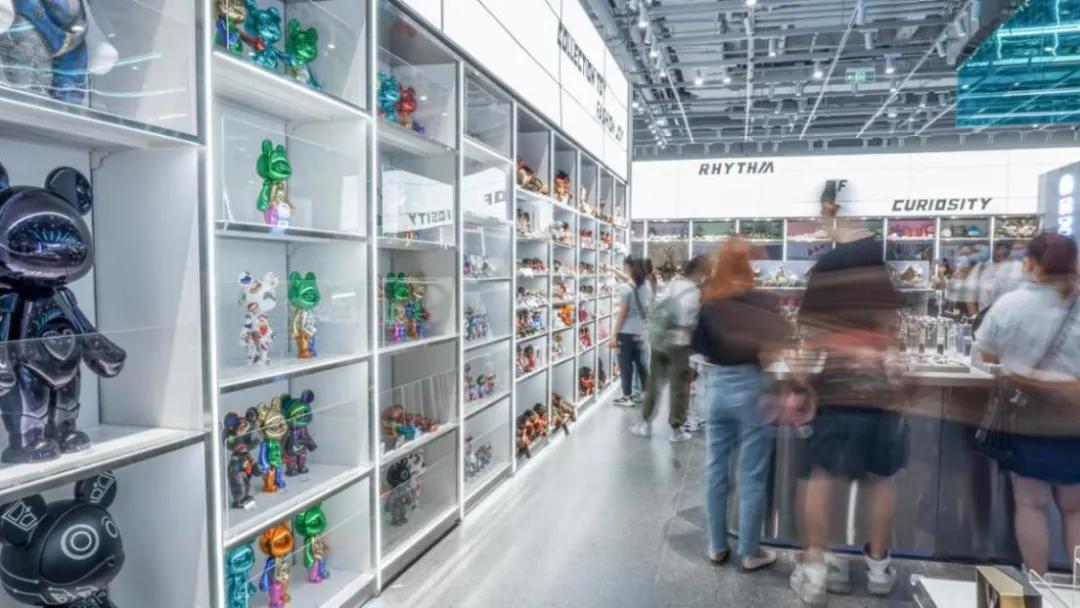 探店|KK集团潮玩店X11:联名手办火热,背后是年轻人的情绪投射