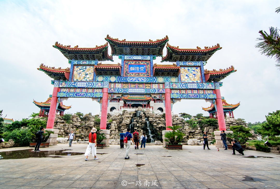 山东蓬莱有“三座仙山”，流传着长生不老药的传说，游客如入秘境