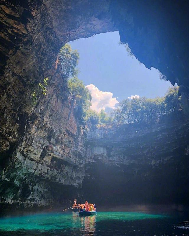 洞穴中的天然水池,山顶游泳池享受大自然的美