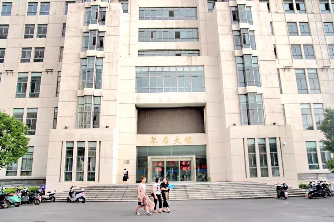 武昌这所低调的大学坐拥一线江景,教学楼窗外就是黄鹤楼