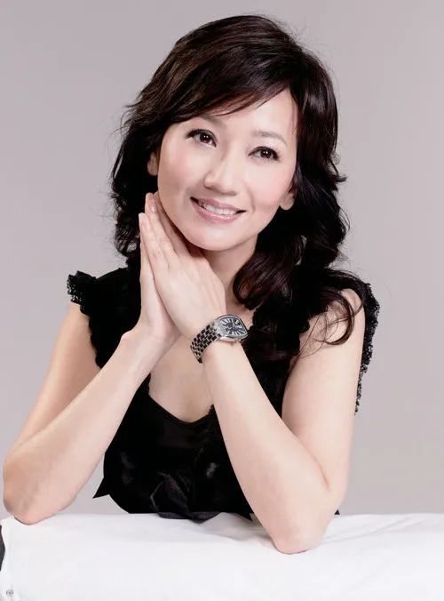 叶童和赵雅芝30年演唱会一同鞠躬,赵雅芝入驻抖音叶童留言