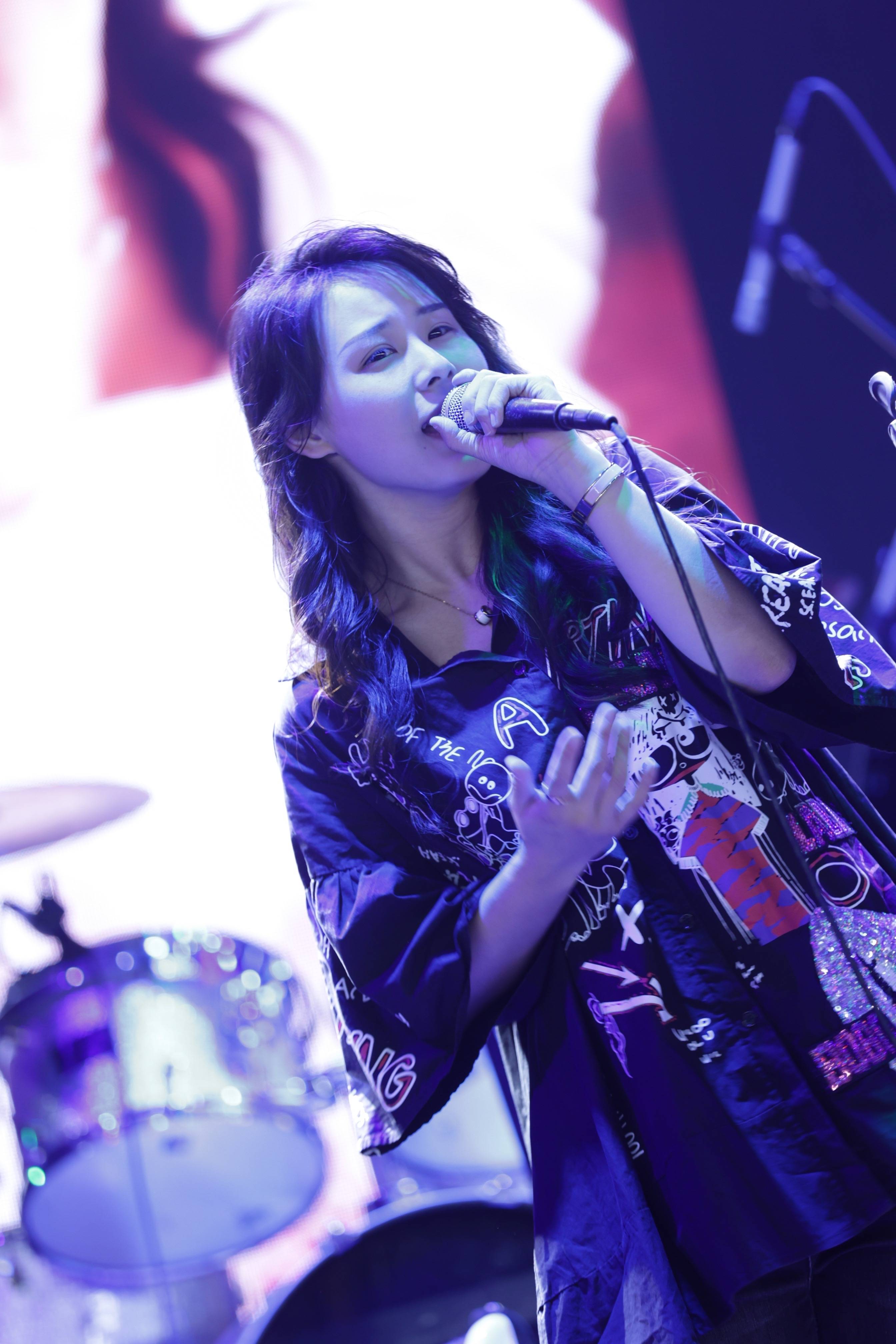 听见好音乐，带你了解歌手叶莺，她是一位可甜可A的Live型小姐姐