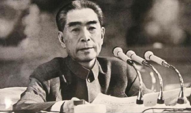 周恩来的最后几年：五次大手术仍坚持工作，旧衣作寿衣，骨灰入海