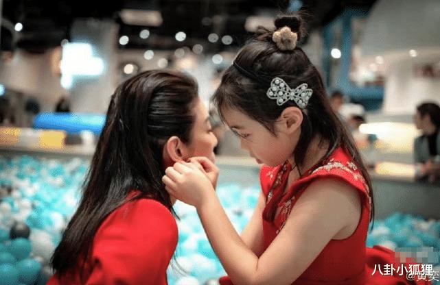 黄奕晒和黄芊玲合照,黄奕携女儿黄芊玲亲子装