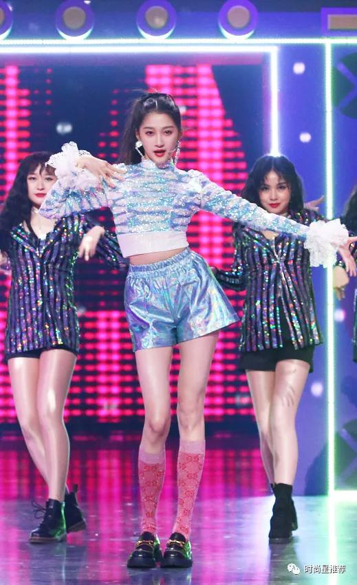 关晓彤穿热裤现身,关晓彤穿肤色长袜子