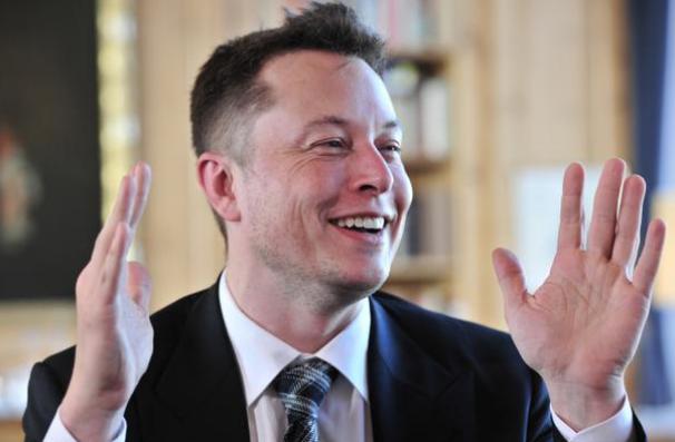 “失控特斯拉”背后富豪：身价千亿、逃兵役、泡女明星、有6个娃