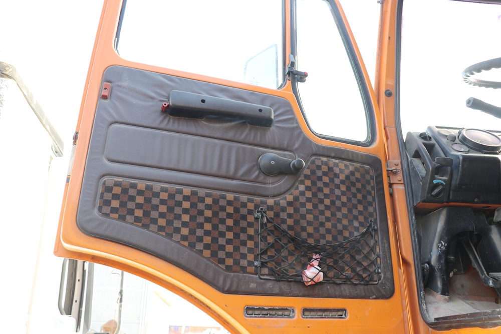 当年国家建设的主力军，排量达惊人的18升，实拍奔驰NG4850大件车