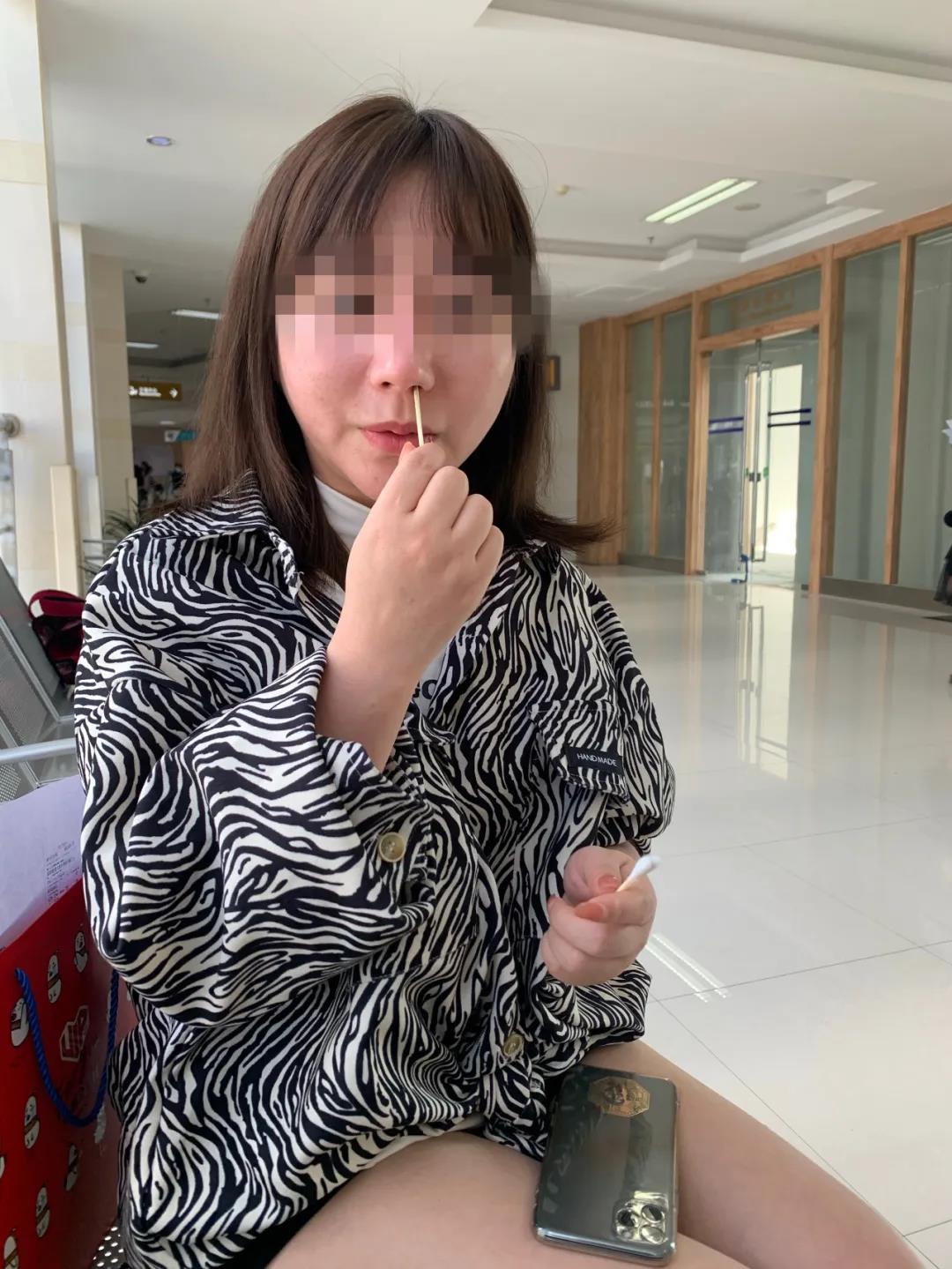 流浓鼻涕还散发臭味!昆明一女子整容后发现鼻腔内留有异物:无法见人...