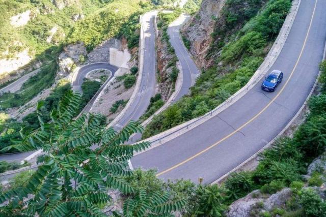 山路上下坡转弯安全教程,山路长下坡怎么正确的开车