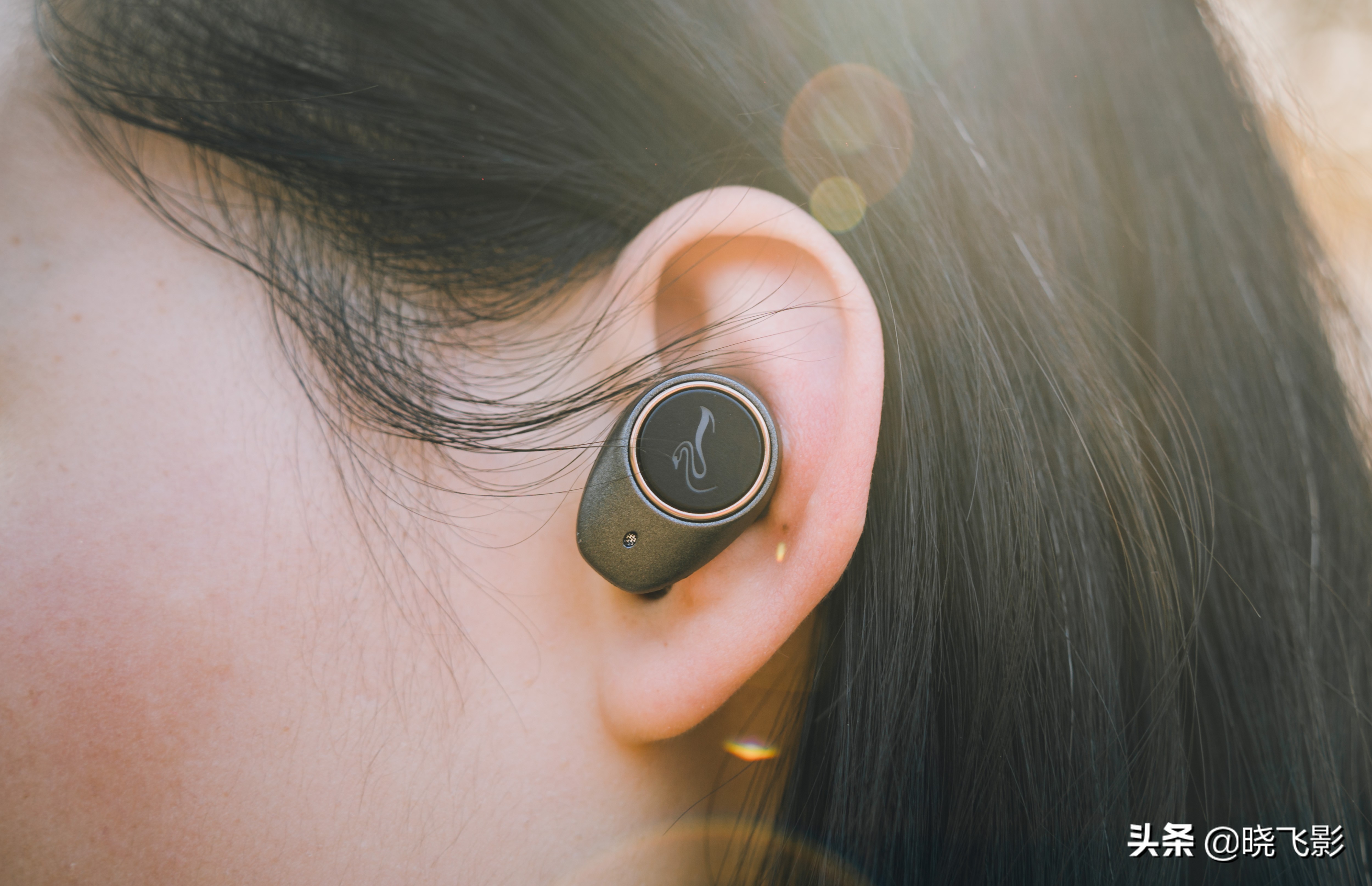 一个耳机盒有两种耳机,一个耳机盒