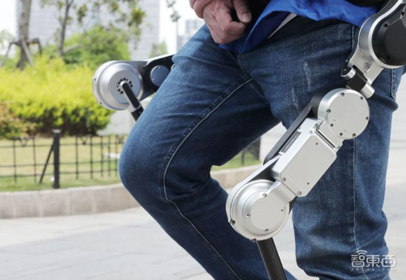 一个人背100斤外卖上楼不叫事,人工智能机器人送餐视频