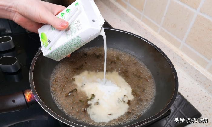 糖跟茶叶一起炒,茶叶和白砂糖在锅中炒