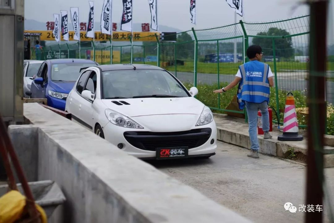 改装也疯狂黑武士标致207的蜕变,08年标致207还能值多少钱