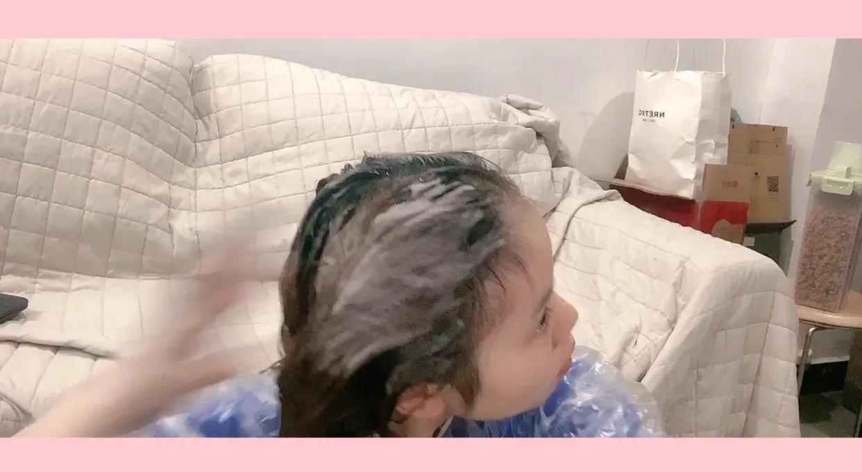 泡沫染发自己在家染教程,泡沫染发教程自己染发蓝黑色